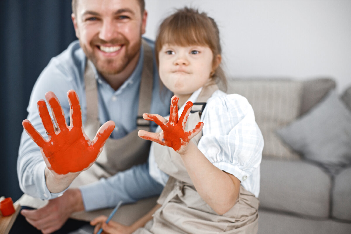 <a href="https://ru.freepik.com/free-photo/girl-with-down-syndrome-and-her-father-painted-hands-in-red-colour_26965878.htm#query=%D0%BE%D1%81%D0%BE%D0%B1%D0%B5%D0%BD%D0%BD%D1%8B%D0%B5%20%D0%B4%D0%B5%D1%82%D0%B8%20%D0%B4%D0%B0%D1%83%D0%BD&position=4&from_view=search&track=ais&uuid=e0b3fc7b-ed08-4e5c-aaa9-3c34048c2d14">Изображение от prostooleh</a> на Freepik