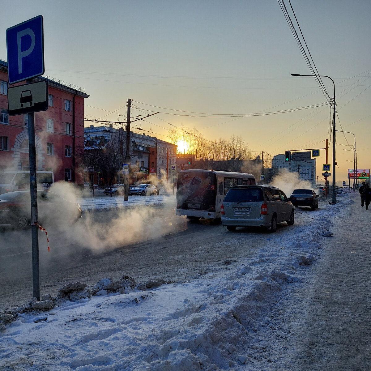 Барнаул трудится. Вот видно, что снега у нас очень мало. Новосибирск регулярно засыпает снежком, а у нас он скудненький. Зато лед везде вокруг и его практически не убрать. Он бесконечно появляется после каждой оттепели.