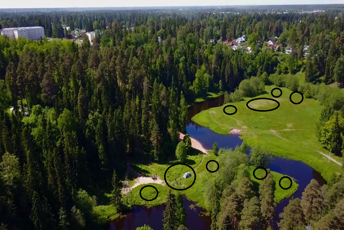 Черные кружочки это удобные места для установки палаток. Как видно на фото, одна там уже стоит, но она явно съехала, не зимуют же они там, право слово)