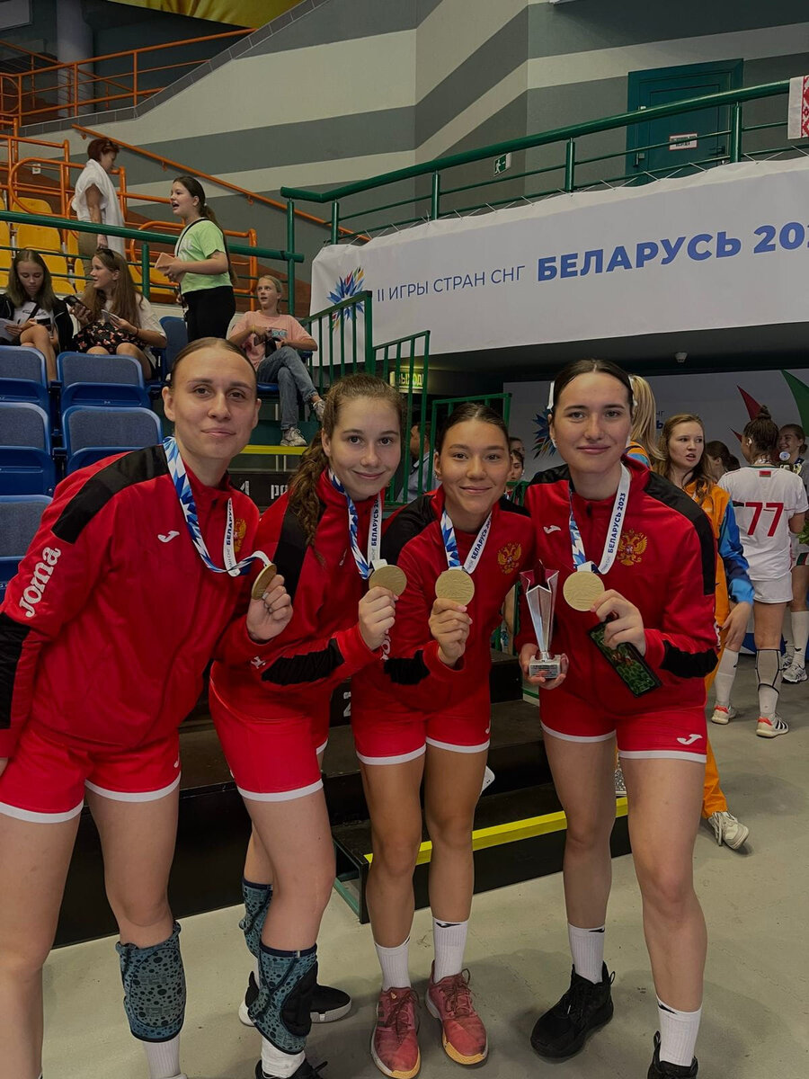 Сборная России — победительница II Игр стран СНГ. Слева направо — Елизавета Суздальцева, Алина Загороднева, Софья Васильева, Полина Мусина.