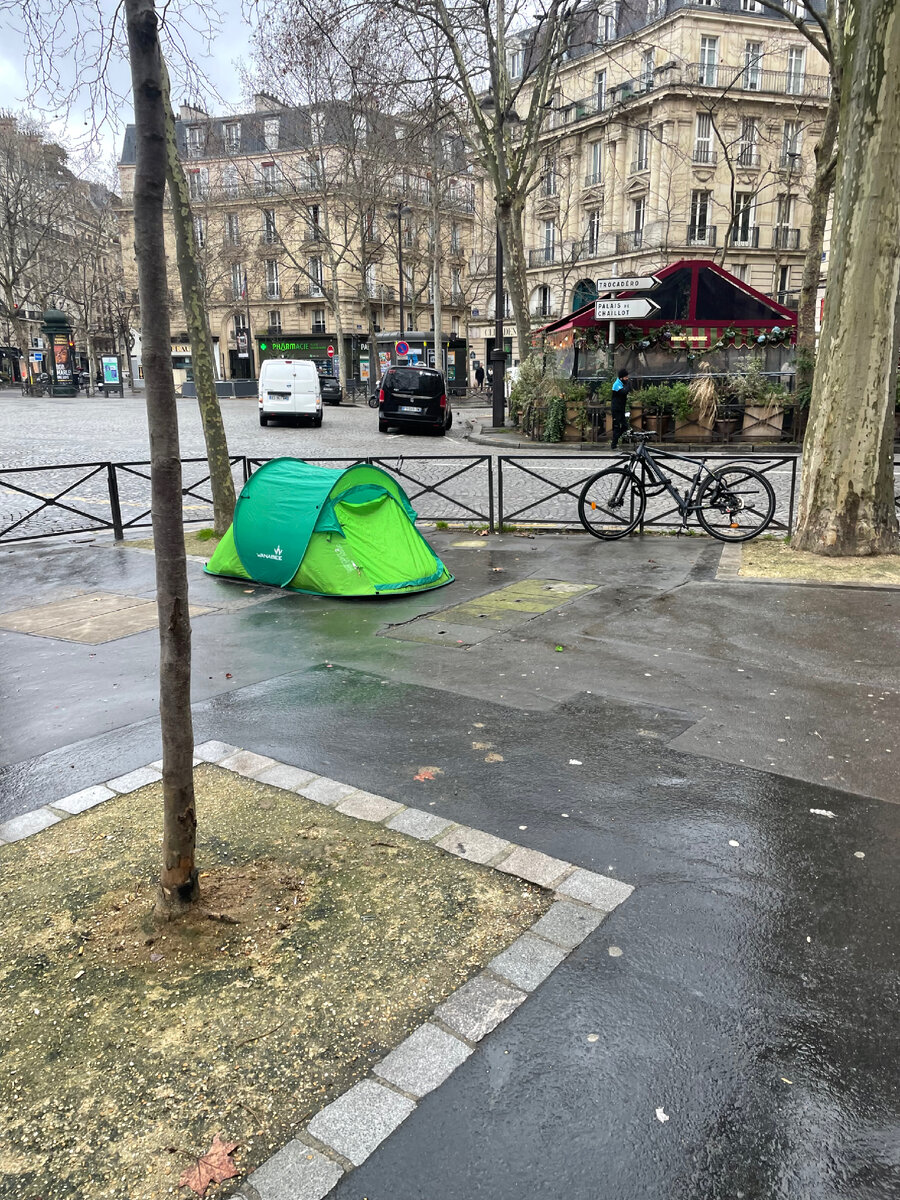 Вот такая палатка стоит в оживленном месте, в ней живет бездомный человек 