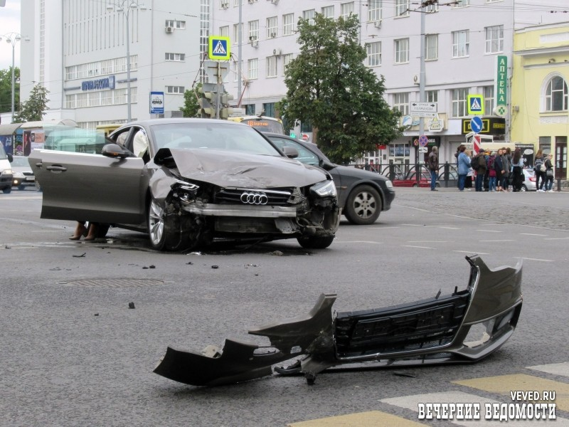 Фото: Вечерние ведомости (ДТП в центре Екатеринбурга, архив)
