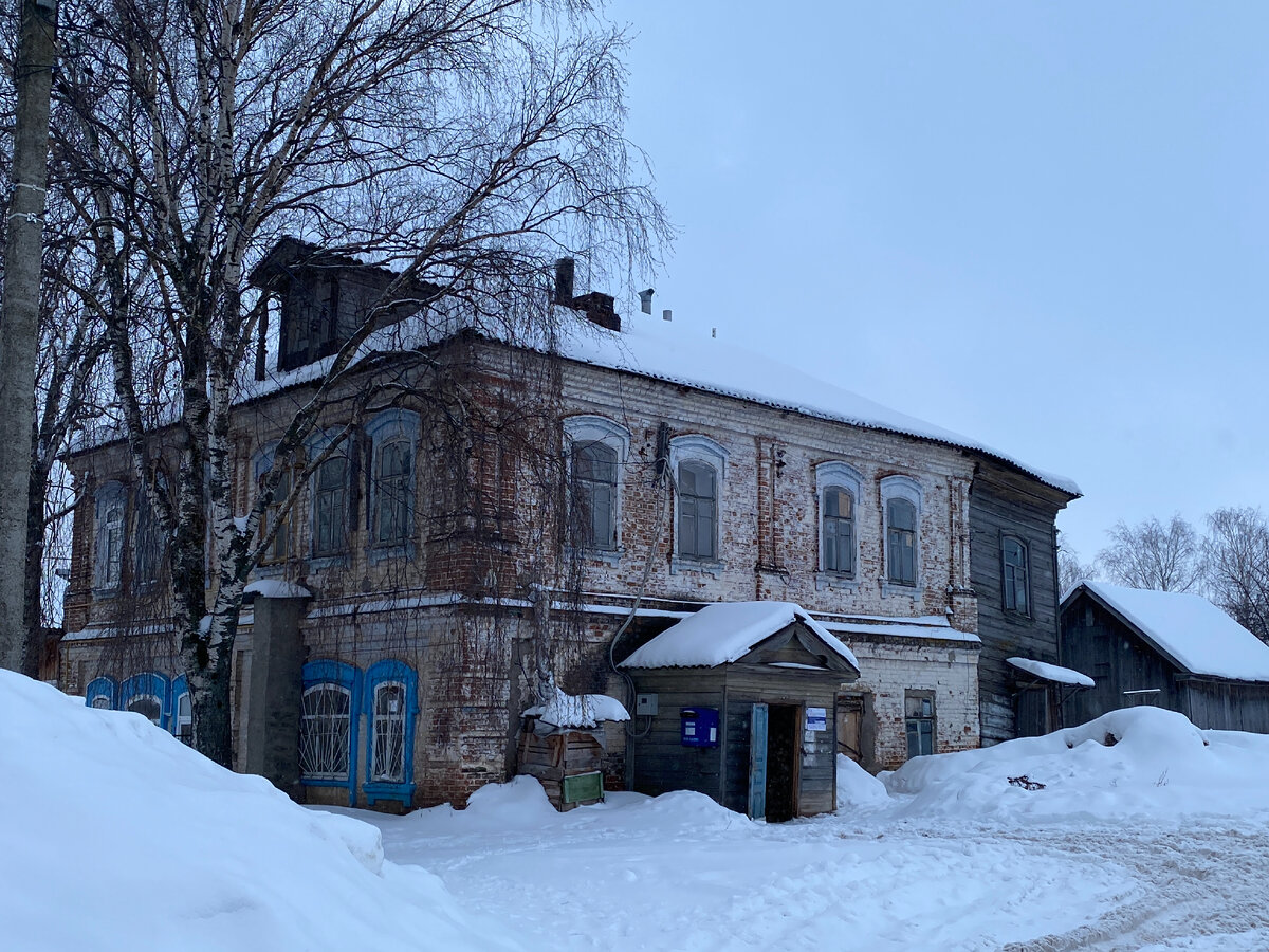 Наше отделение почты располагается в старинном дореволюционном доме и занимает часть первого этажа. Остальное - частные квартиры