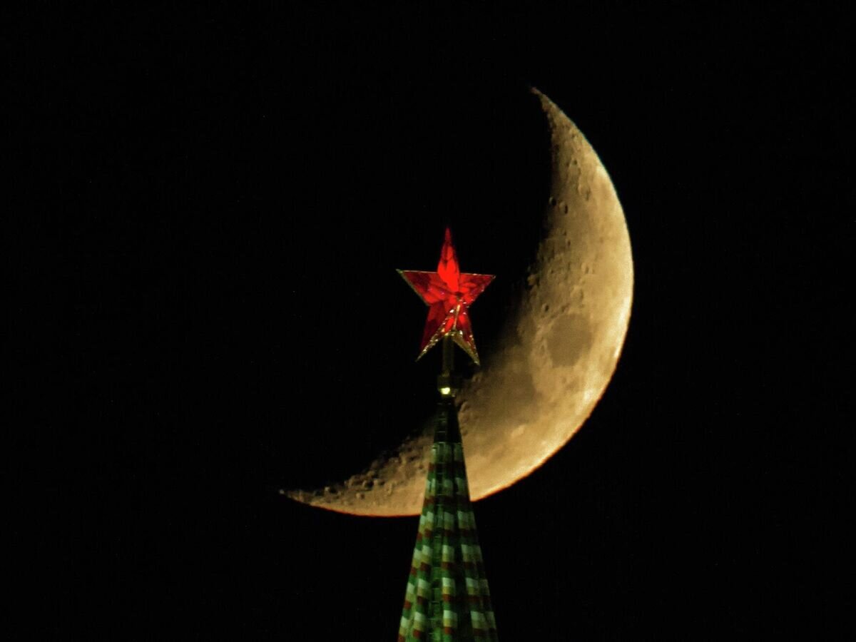    Луна над Спасской башней Московского Кремля© РИА Новости / Владимир Сергеев