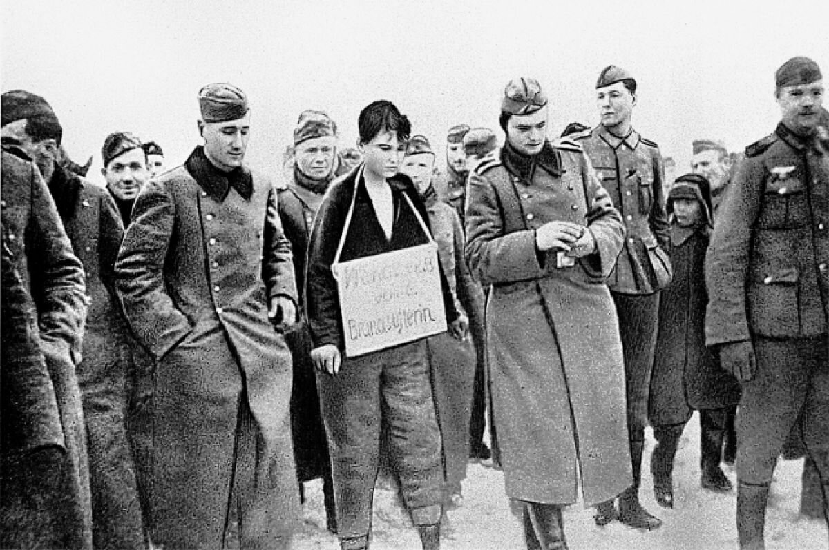 Гитлеровцы ведут на казнь Зою Космодемьянскую. Трофейный снимок, сделанный 29 ноября 1941 г./ ©  Public Domain
