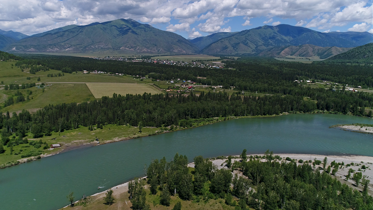 Вид на село Катанда и реку Катунь с высоты птичьего полета.