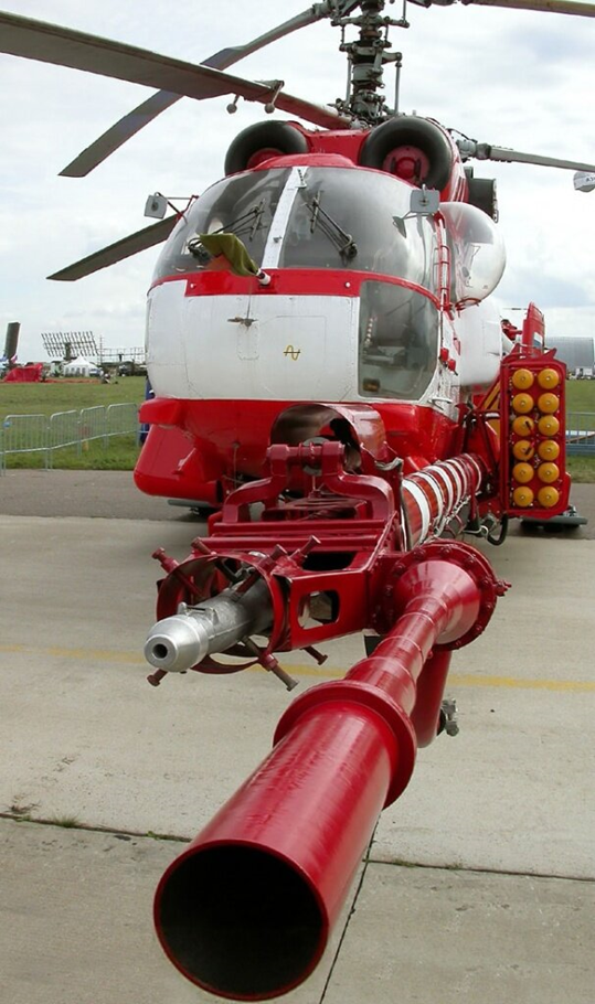 Пожарно-спасательный вертолет Ка-32А с системой горизонтального и вертикального пожаротушения Fire Attack американской фирмы Simplex. Вертолет, который изначально уже был изготовлен в красно-белых цветах пожарной охраны, можно сказать сделан для борьбы с пожарами. На нем установлены две водопенные пушки, имеющие дальность струи - 45м и производительность 40л/с.