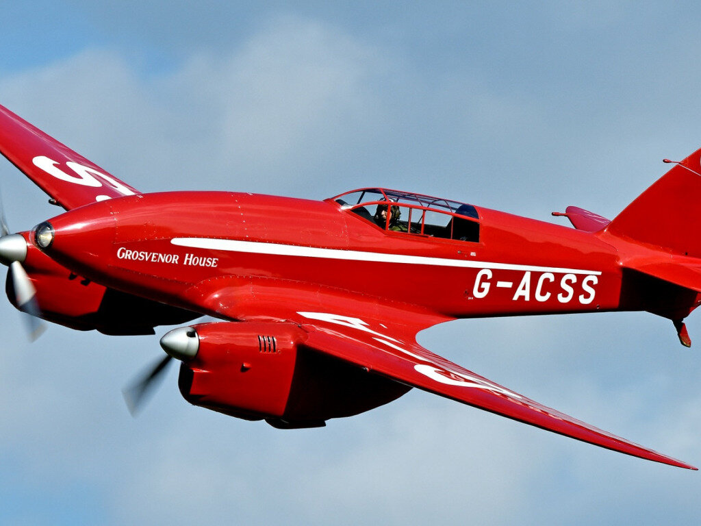 двухмоторный гоночный самолёт, специально разработанный авиастроительной фирмой de Havilland для участия в авиагонке за приз МакРобертсона в ноябре 1934 года