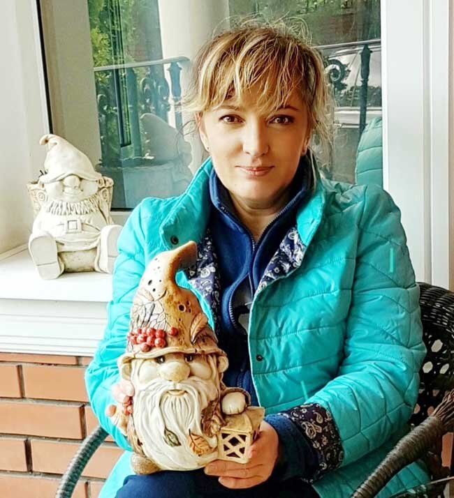 Пермский керамист Светлана Коновалова с одним из любимых фарфоровых персонажей - садовым гномом