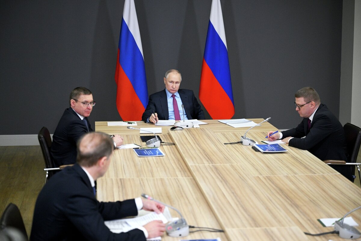 Путин провел в Челябинске совещание по поддержке инвестиционных проектов в промышленности.  Фото: Фото: РИА Новости / Рамиль Ситдиков