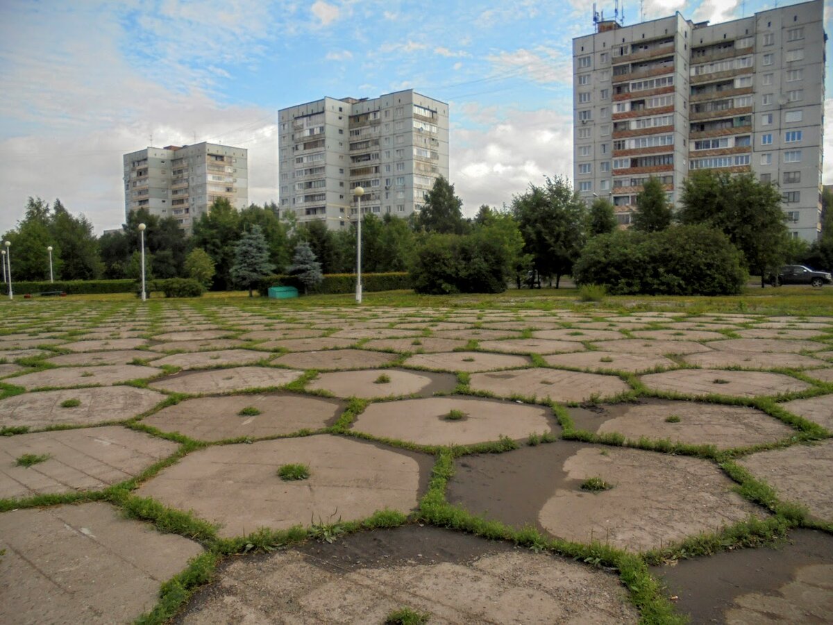 Бульвар строителей кемерово фото Б-р Строителей, до Московского пр. Мемориал Воину Освободителю. Танк Т - 34 Екат