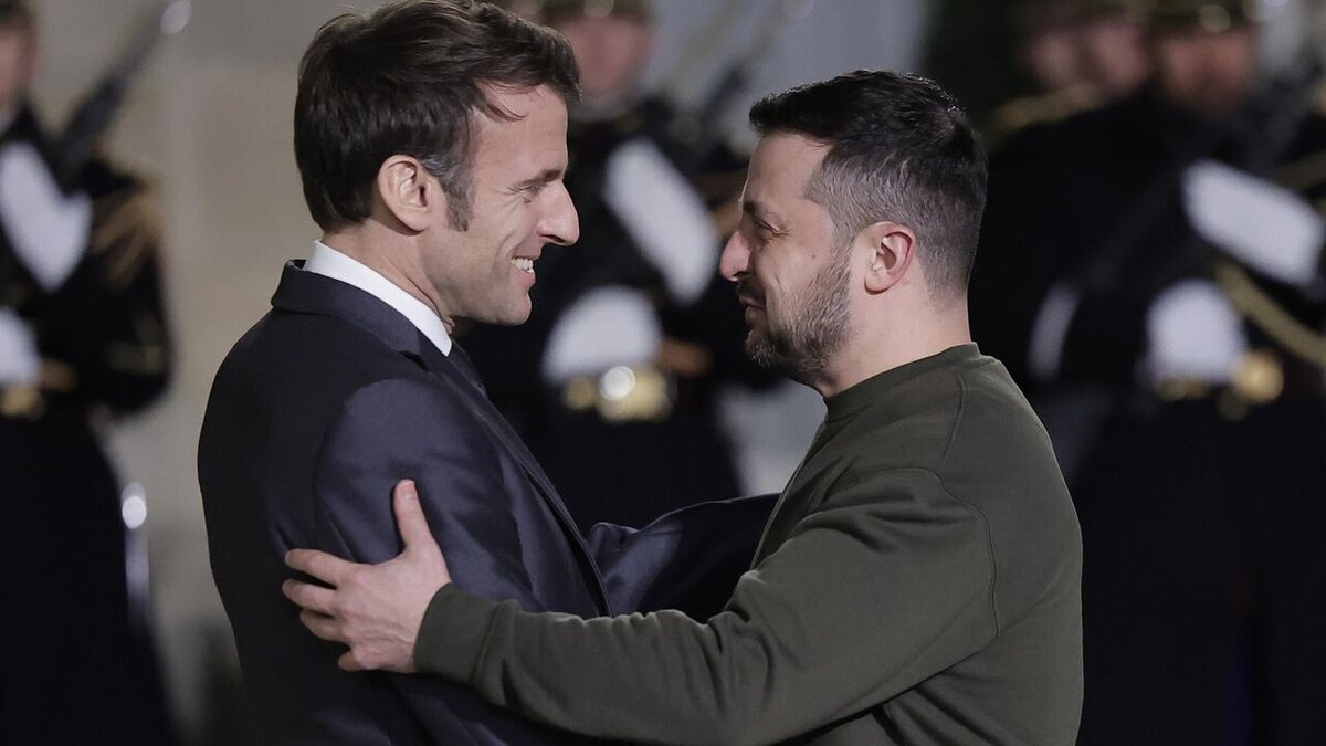 © AP Photo / Lewis Joly
Президент Франции Эммануэль Макрон и президент Украины Владимир Зеленский . Архивное фото