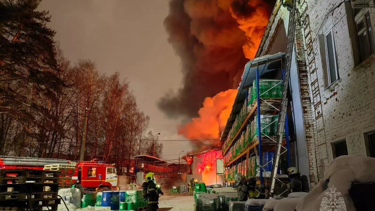     Минувшей ночью в Ижевске произошел крупный пожар в производственном здании на улице Орджоникидзе.