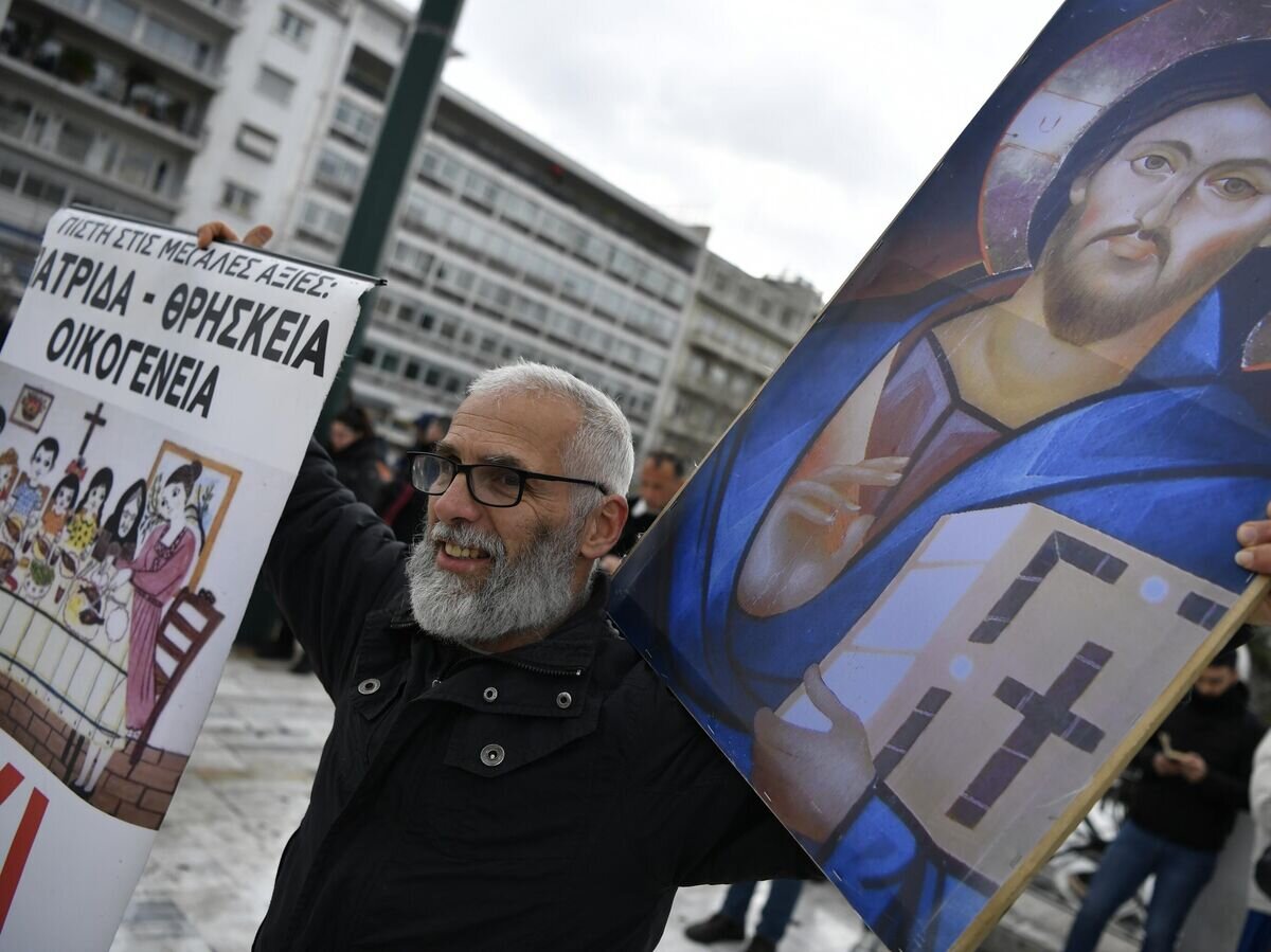    Мужчина принимает участие в акции протеста против однополых браков в Афинах© AP Photo / Michael Varaklas