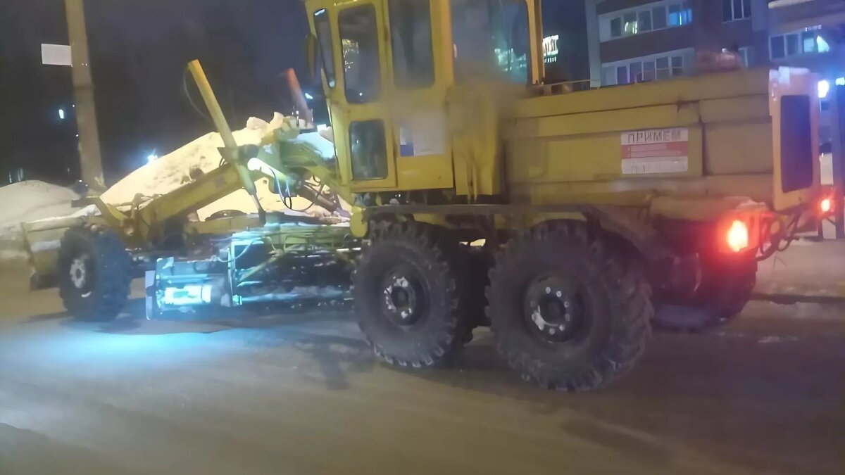     В ночь с 16 на 17 февраля произошла авария на сетях водоснабжения на улице Петрова. Огромное количество воды вылилось на проезжую часть, жителей предупреждали о затруднении движения транспорта.