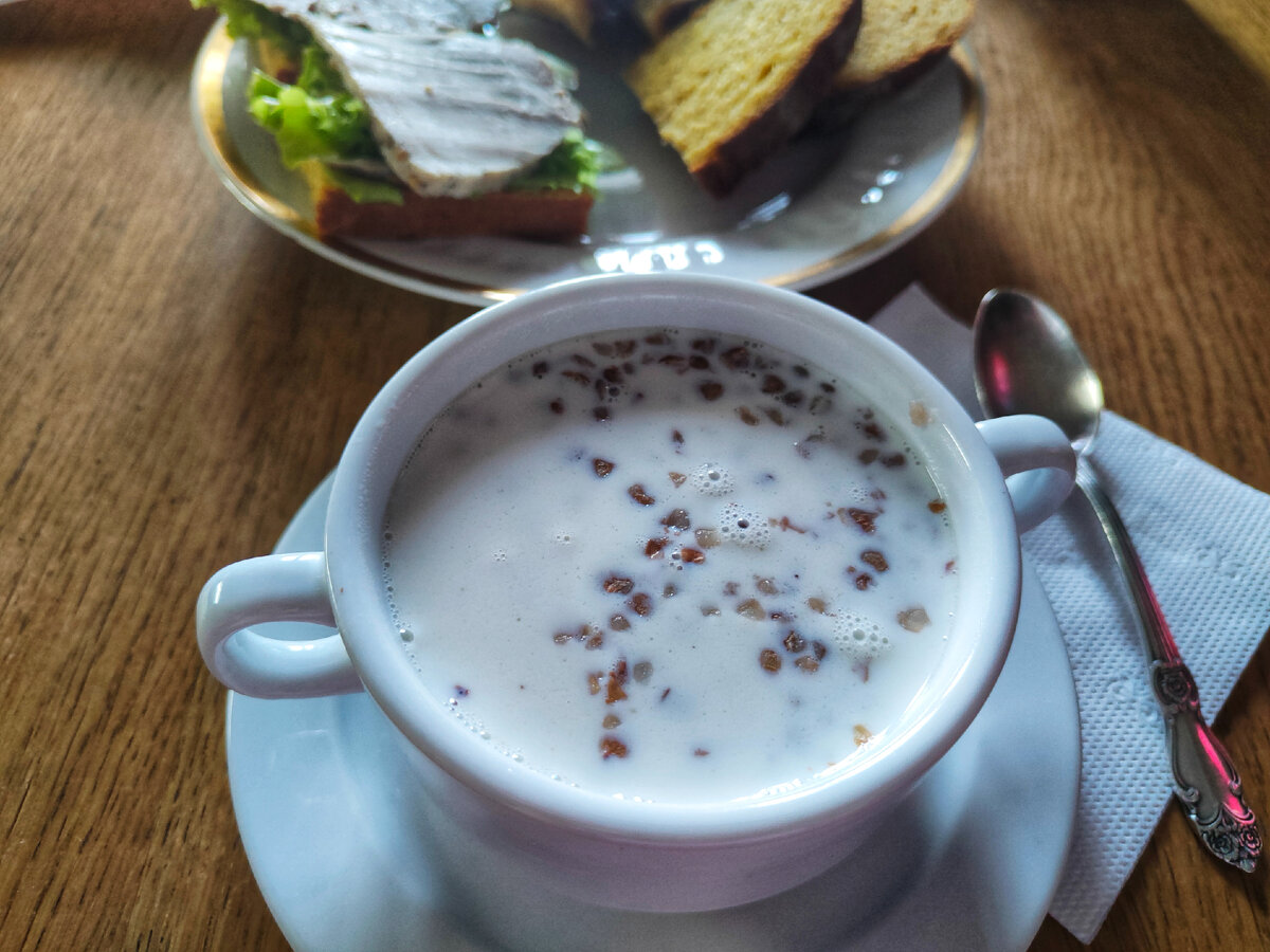 Гречневая каша с молоком; бутерброды на тыквенном хлебе с домашней бужениной; кофе; 