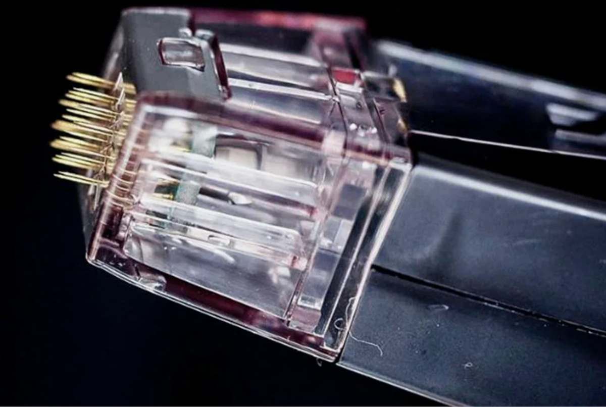 Так выглядит устройство для проведения игольчатого RF лифтинга. Иголочки прокалывают кожу, на глубине вызывая нагрев тканей. 