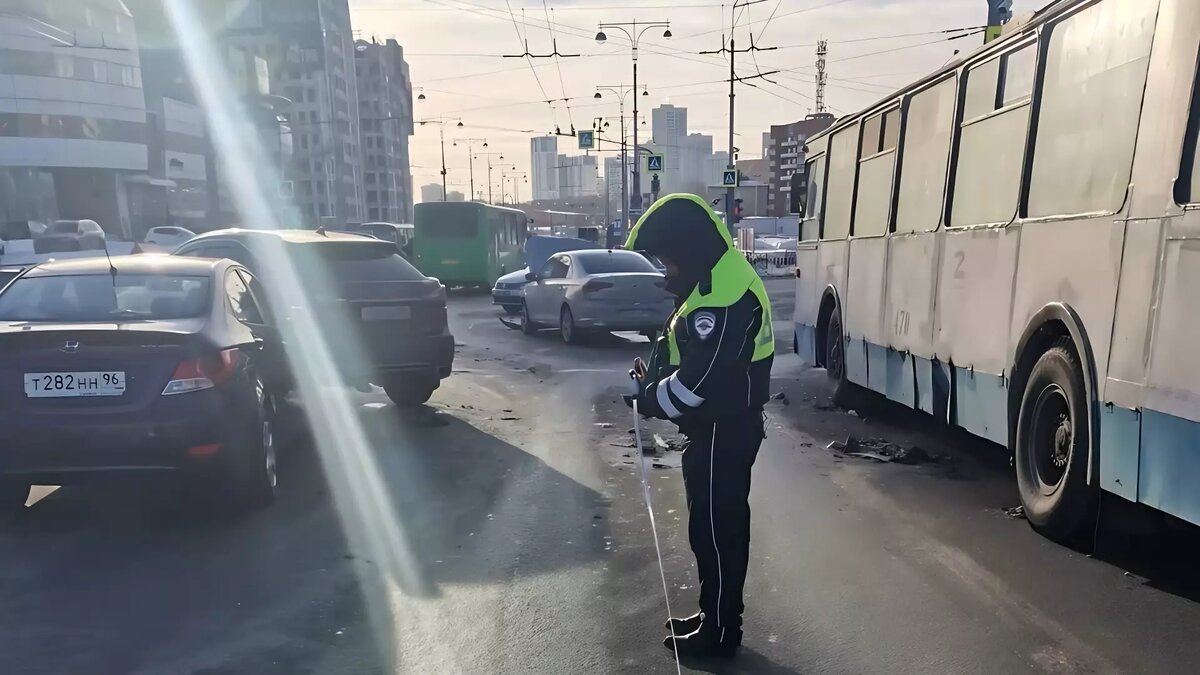 Водитель иномарки пострадала в ДТП с участием троллейбуса в Екатеринбурге |  Новости Тагила TagilCity.ru | Дзен