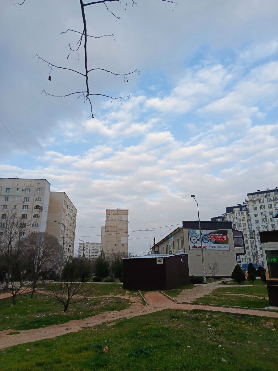 Это в другом районе снято, но посмотрите какие облака, все фото у меня без обработки, выгочлит всё точно так же я все вижу своими глазами.