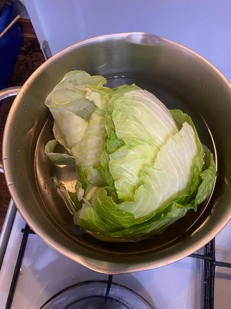 Листья складываем в кипящую воду и варим до мягкости листьев.