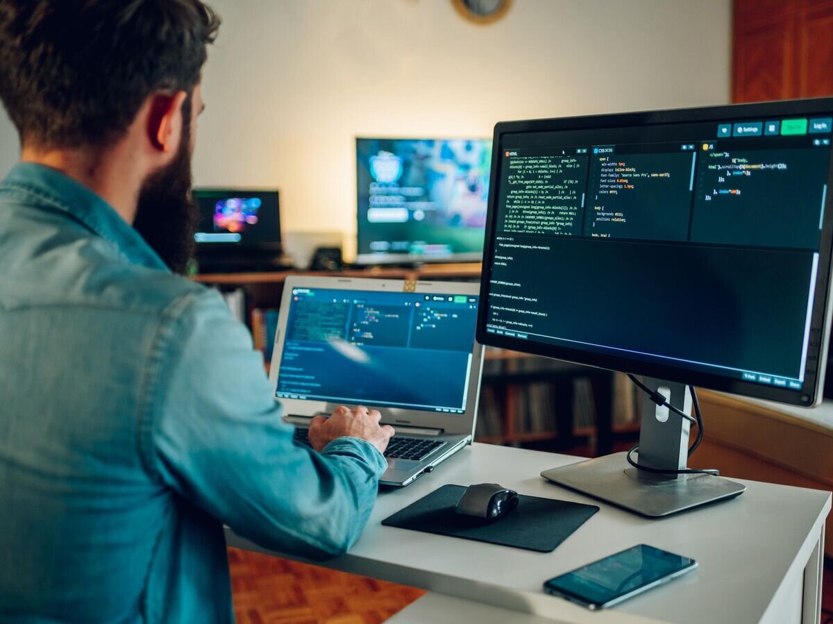    Программист во время работы © iStock.com / zamrznutitonovi