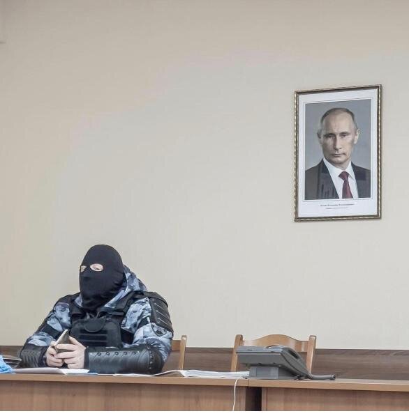 В 2021 году фотографию Маркова с силовиком, который сидит на фоне портрета Владимира Путина, продали на благотворительном аукционе за 2 миллиона рублей.