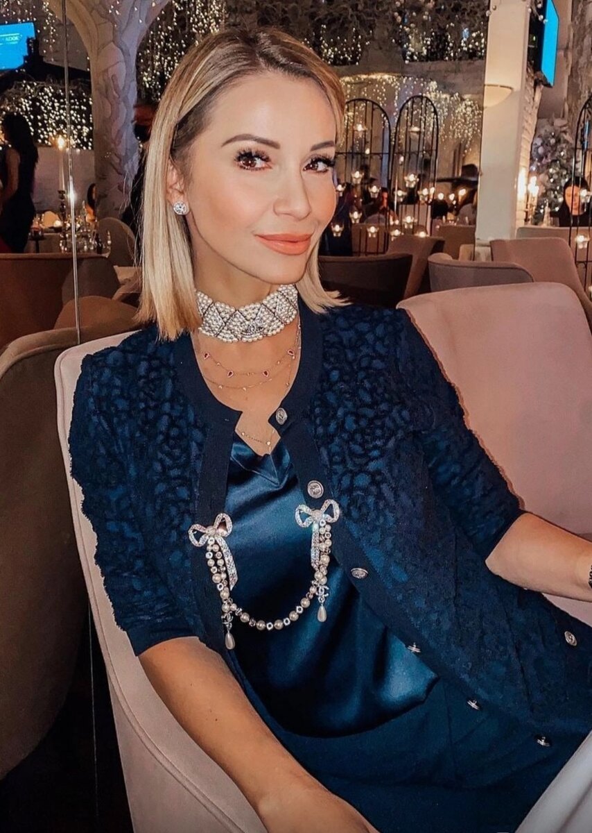 Ольга Орлова в наряде и ювелирных украшениях от Chanel.