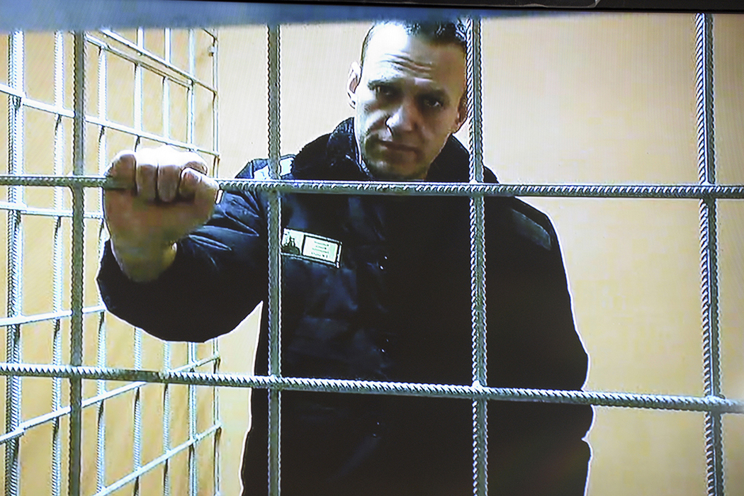 рассказываю, почему его очень скоро забудут навсегда Опять, друзья мои вынужден я затронуть эту тему. Мой долг как историка - подвести черту под жизнью и смертью этого парня.-14
