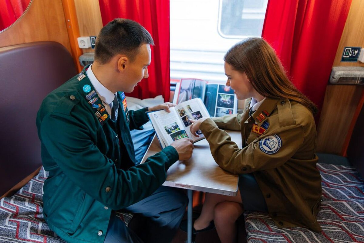  📷    Денис Паслер поздравил оренбургские студенческие отряды с праздником Марина Шарт