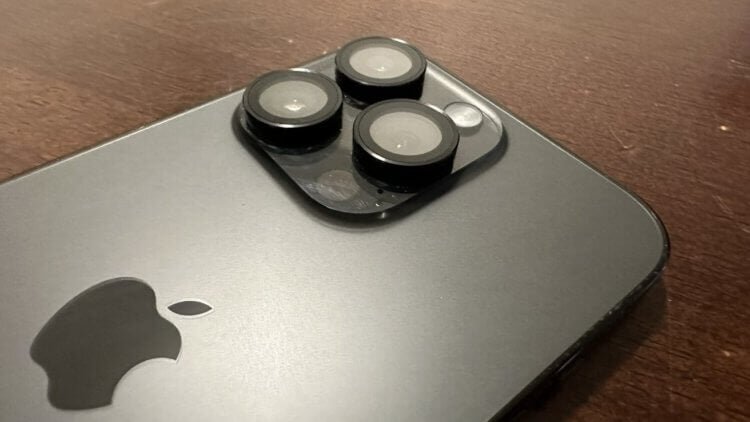    С защитным стеклом камера на Айфоне выглядит еще больше. Изображение: appleinsider.com