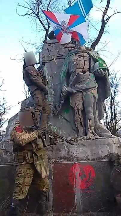    Водружение флага России в городском парке Авдеевки.