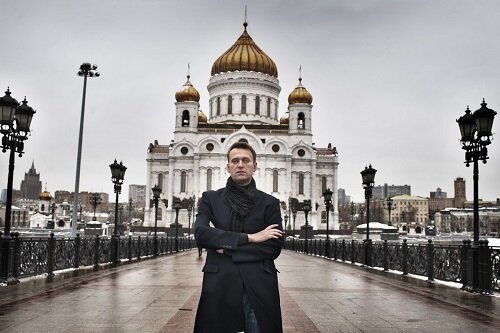 Алексей Навальный у храма Христа Спасителя