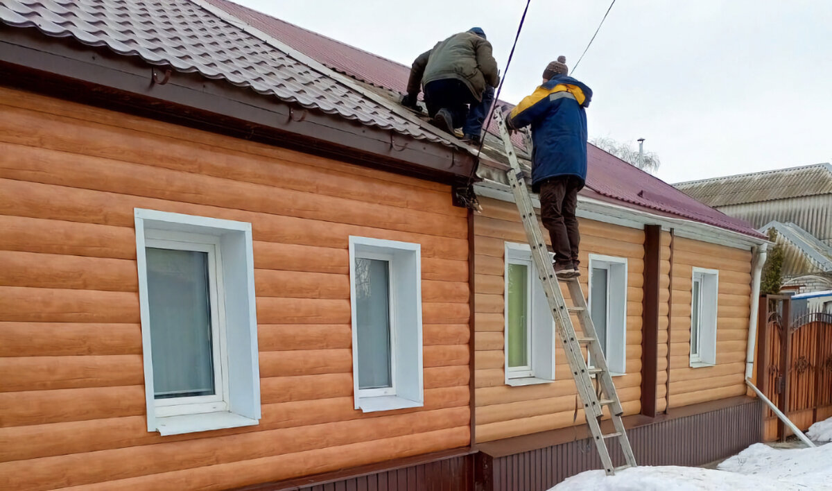 В Воронеже приступили к ремонту поврежденной обломками беспилотника крыши  частного дома | Новости Воронежа.РФ | Дзен