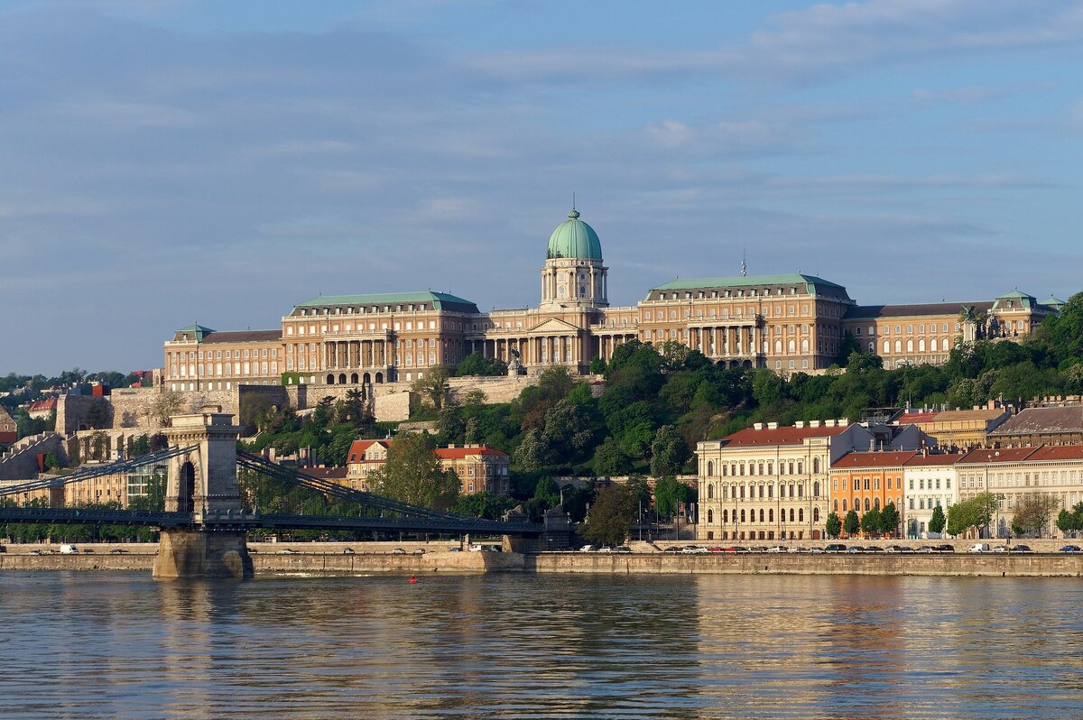 Будайская крепость видна с любой точки набережной Дуная. Фото: Jakub Hałun / Wikimedia 