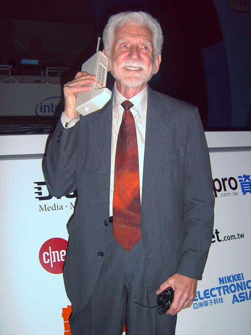    Первый мобильный телефон Motorola DynaTAC и его создатель Мартин Купер