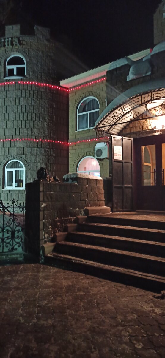 Справа ещё один лев 