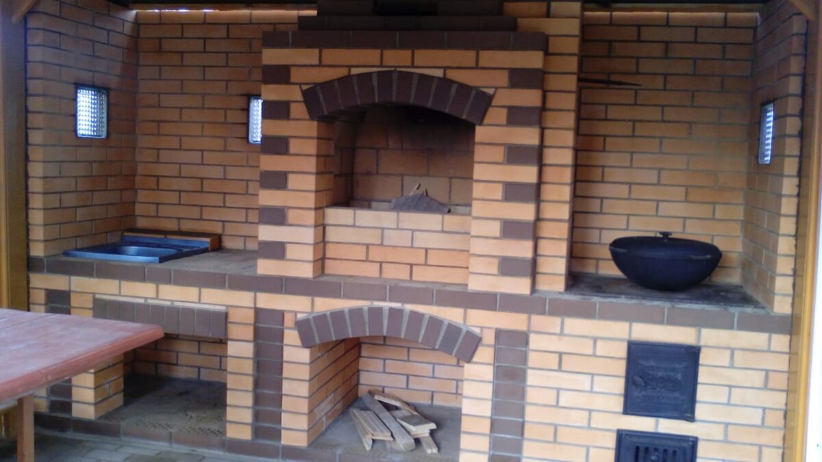 Мангальный комплекс в беседке. Кирпич ЛСР. Фурнитура Балезино и Рубцовск.