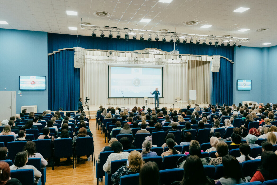 ​Дмитрий Петров по приглашению мэрии Казани прочитал для учителей, воспитателей и методистов лекцию об эффективных методах изучения языка Фото: kzn.ru