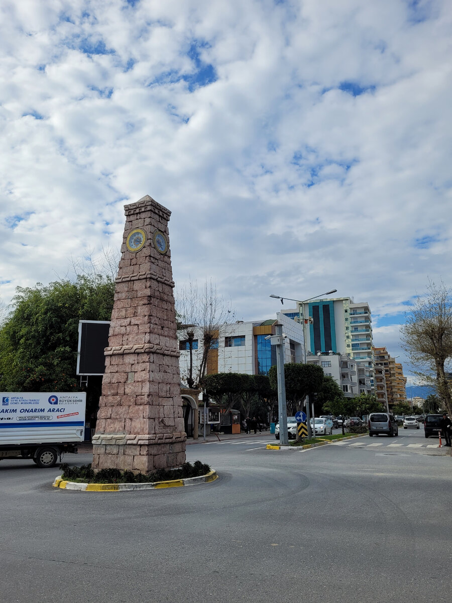 Центр Махмутлара. Знаменитые часы, которые все махмутларовцы чётко знают, и большинство очень любит это место. Фото автора. 