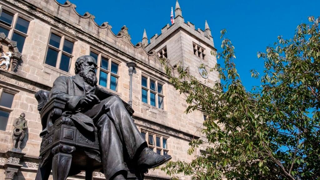    Памятник Чарльзу Дарвину в Шрусбери, Великобритания / Фото: shutterstock