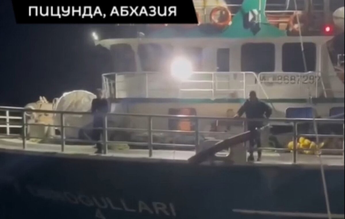 Сейнер с пострадавшими, который пришвартовался к причалу Пицунды. Фото: скриншот с видео, телеграм-канал "Sputnik Абхазия". 