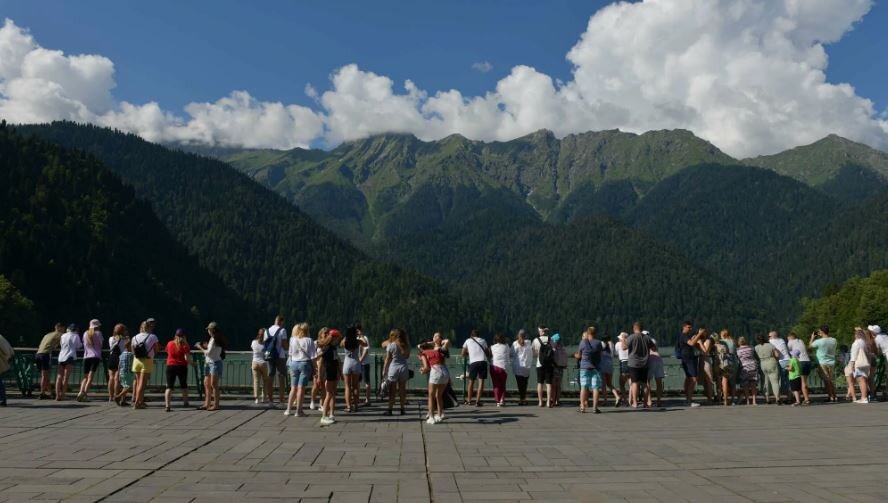 Туристы на озере Рица, Абхазия (иллюстрация из открытых источников)