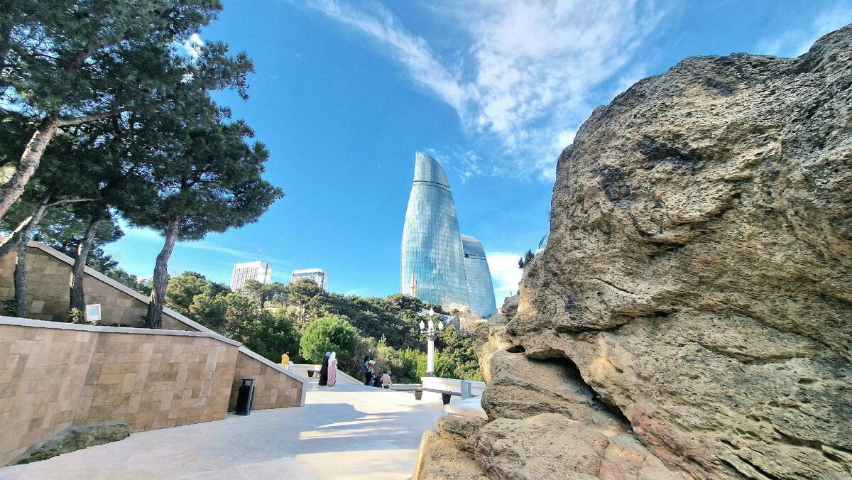 Парапеты, тротуары и смотровые парка облицованы известняком с бакинских карьеров, и здесь же глыбы известняка столетиями формировавшие естественный рельеф парка. Фото: Вячеслав Волков