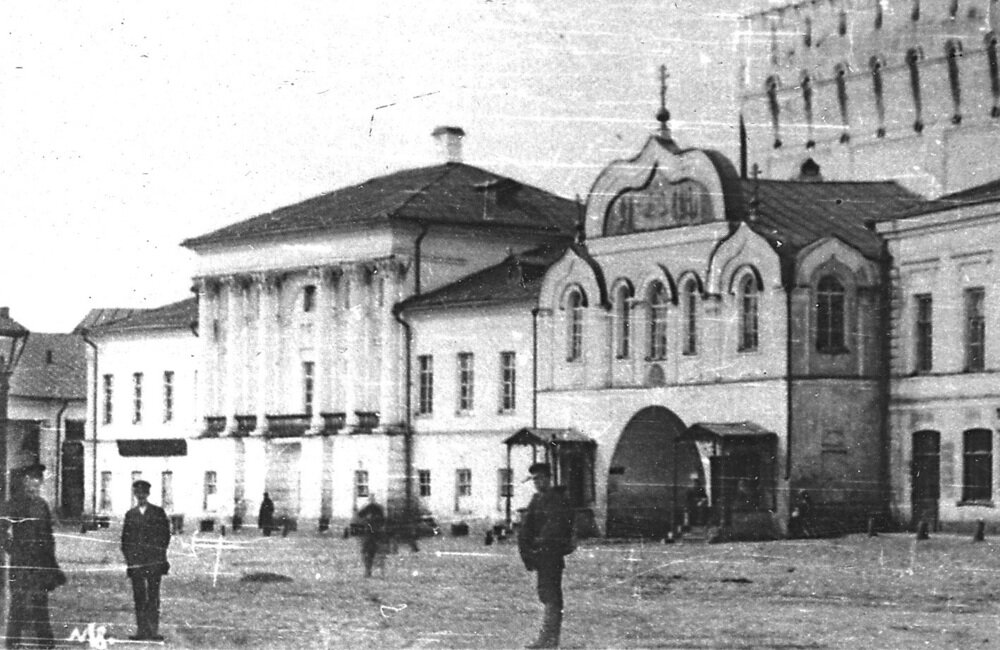 Дом Соболевых. Восточный фасад. Справа - Знаменская церковь. Снимок 1890-х годов. https://yarwiki.ru/