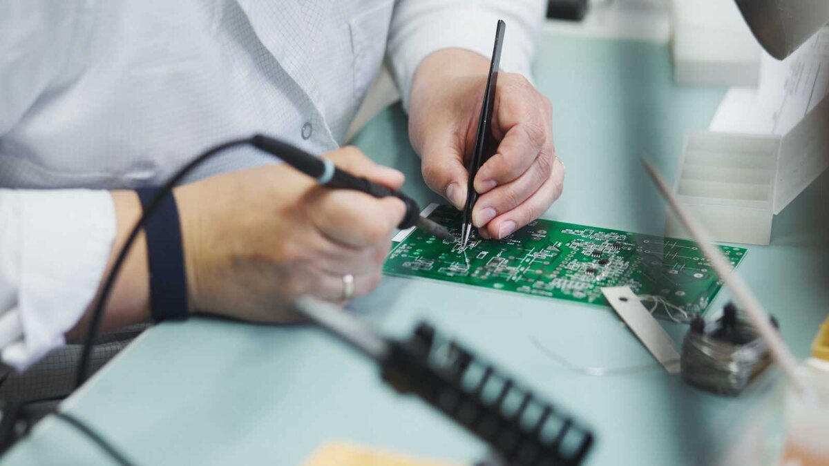 Монтажник радиоэлектронной аппаратуры и приборов, поверхностный монтаж печатных плат.