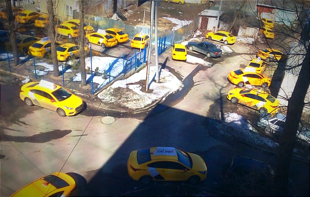 Мало того, что все места во дворах позанимали, так ещё и на проезде машины бросают...