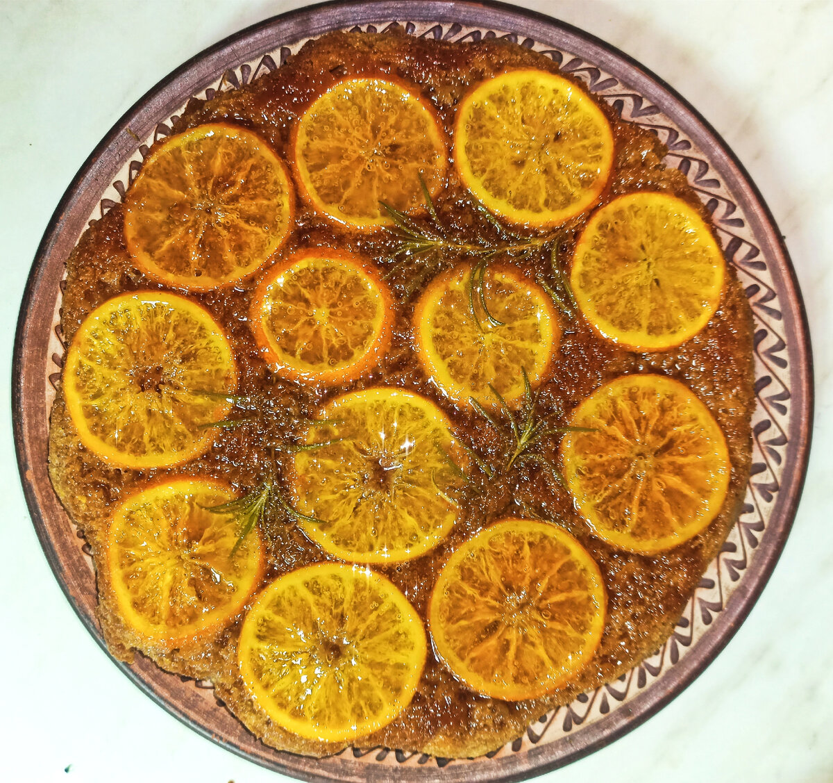 На фотографии шоколадный пирог с мандаринами, просто к тесту добавила 2 ст.л. без горки какао и ради эксперимента добавила несколько веточек розмарина, такой новогодний вариант получился, мандарины, шоколад и ёлка)