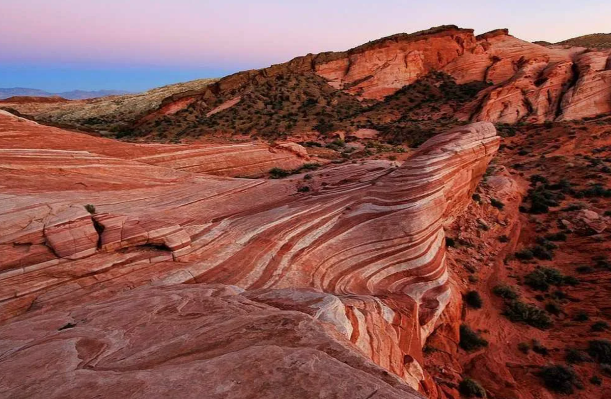 Долина Огня (Valley of Fire) - это захватывающий государственный парк в штате Невада, США, который получил свое название благодаря красно-оранжевым скальным образованиям, светящимся как огонь,...