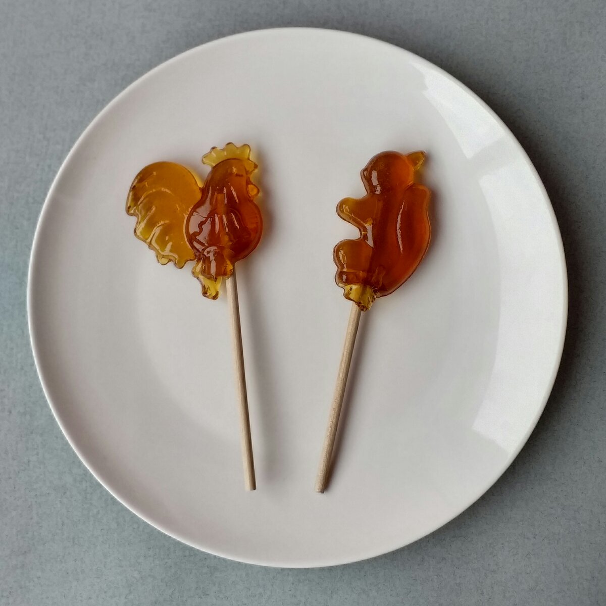 Леденцы на палочке: петушок и белочка