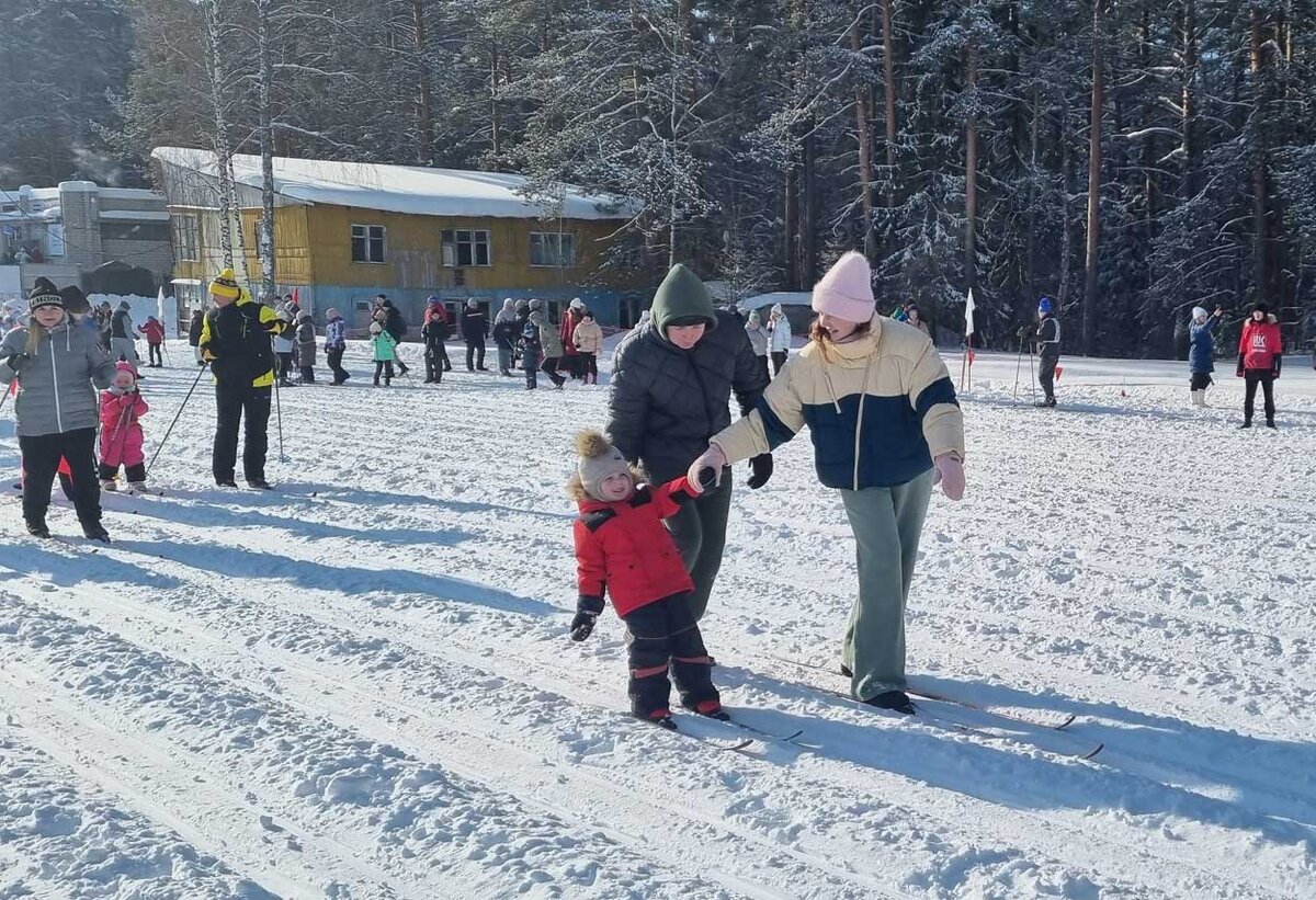 В семейном забеге некоторые команды преодолевали дистанцию держась за руки. Не очень быстро, зато дружно!